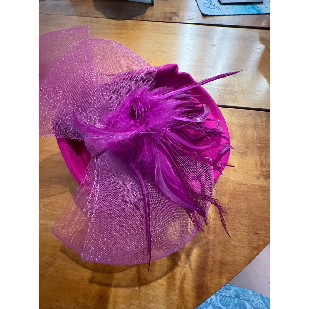 Vintage Wool Felt Pillbox Hat Magenta Feather Mesh Fascinator Made in USA - Picture 4 of 5